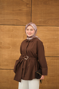 Toka Detaylı Uzun Kuşaklı Gömlek Kahverengi