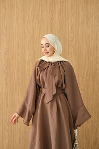 Tül Kumaş Boyun Bağlamalı Detaylı Bel Bağlamalı Elbise Kahverengi