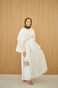 Üç Parçalı Tül Kumaş Gold Broş Detay Takım Beyaz