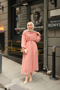 Üstü Lastikli Şifon Elbise Pudra