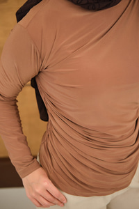 Uzun Kollu Büzgü Detay Bluz Camel