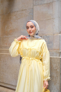 V Detay Tül Elbise Sarı