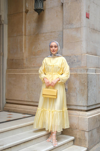 V Detay Tül Elbise Sarı