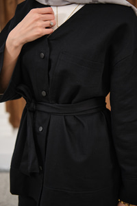 V Yaka Çıtçıtlı Tek Cep Detay Bel Bağlamalı Pike Takım Siyah