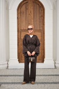 V Yaka Çıtçıtlı Tek Cep Detay Bel Bağlamalı Pike Takım Kahverengi