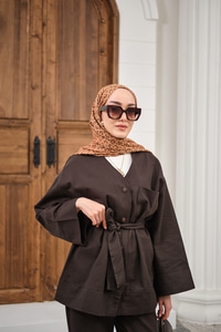 V Yaka Çıtçıtlı Tek Cep Detay Bel Bağlamalı Pike Takım Kahverengi