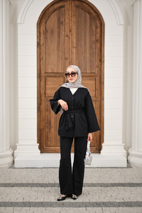 V Yaka Çıtçıtlı Tek Cep Detay Bel Bağlamalı Pike Takım Siyah