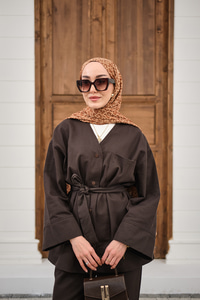 V Yaka Çıtçıtlı Tek Cep Detay Bel Bağlamalı Pike Takım Kahverengi