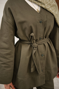 V Yaka Çıtçıtlı Tek Cep Detay Bel Bağlamalı Pike Takım Haki Yeşil