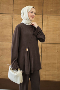 Yaka Bağlama Detay Tokalı Bisiklet Yaka Takım Kahverengi