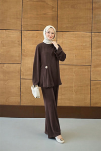 Yaka Bağlama Detay Tokalı Bisiklet Yaka Takım Kahverengi