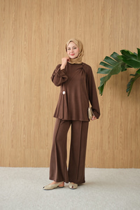 Yaka Bağlama Detay Tokalı Bisiklet Yaka Takım Kahverengi