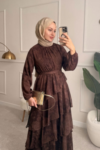 Yaka Büzgülü Bel Bağlamalı Kat Kat Şifon Elbise Kahverengi