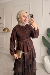 Yaka Büzgülü Bel Bağlamalı Kat Kat Şifon Elbise Kahverengi