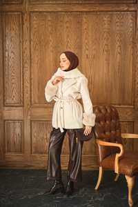 Yaka Fiyonklu Kürklü Kaşe Krem