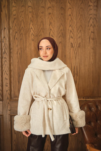 Yaka Fiyonklu Kürklü Kaşe Krem