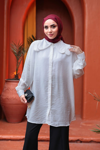 Yakası Dantel Detaylı Gömlek Ekru