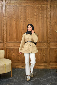 Yakası Deri Kemerli Kısa Ceket Krem