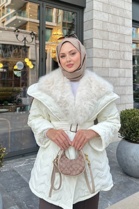 Yakası Kürk Detaylı Bel Bağlamalı Mont Beyaz