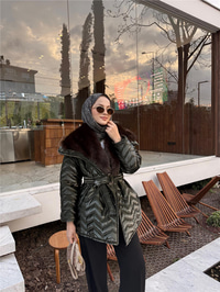 Yakası Kürk Detaylı Bel Bağlamalı Mont Koyu Yeşil