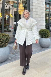 Yakası Kürk Detaylı Bel Bağlamalı Mont Beyaz