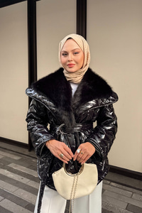 Yakası Kürk Detaylı Bel Bağlamalı Mont Siyah