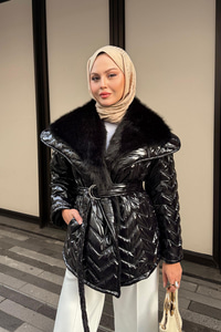 Yakası Kürk Detaylı Bel Bağlamalı Mont Siyah