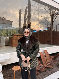 Yakası Kürk Detaylı Bel Bağlamalı Mont Koyu Yeşil