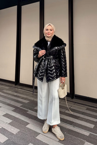 Yakası Kürk Detaylı Bel Bağlamalı Mont Siyah