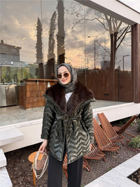 Yakası Kürk Detaylı Bel Bağlamalı Mont Koyu Yeşil