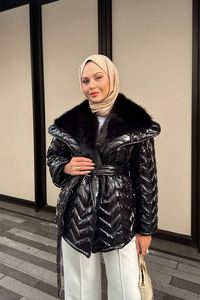 Yakası Kürk Detaylı Bel Bağlamalı Mont Siyah