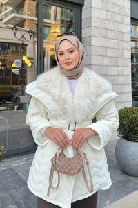 Yakası Kürk Detaylı Bel Bağlamalı Mont Beyaz