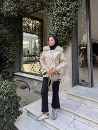 Yakası Kürk Detaylı Deri Ceket Krem