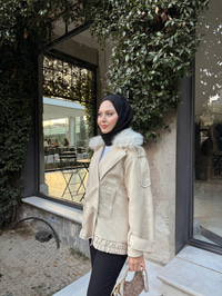 Yakası Kürk Detaylı Deri Ceket Krem