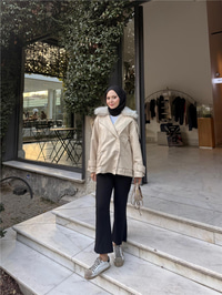 Yakası Kürk Detaylı Deri Ceket Krem