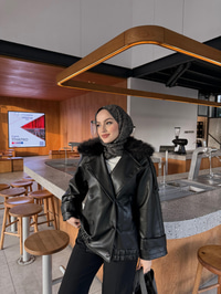 Yakası Kürk Detaylı Deri Ceket Siyah