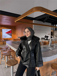 Yakası Kürk Detaylı Deri Ceket Siyah