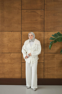 Yakası Kürk Kolları Fermuarlı Takım Beyaz