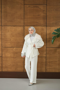 Yakası Kürk Kolları Fermuarlı Takım Beyaz