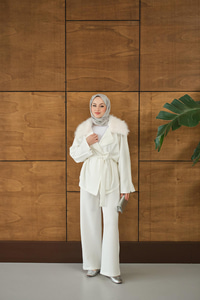 Yakası Kürk Kolları Fermuarlı Takım Beyaz