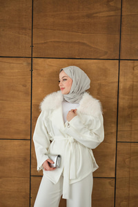 Yakası Kürk Kolları Fermuarlı Takım Beyaz