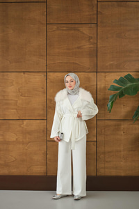 Yakası Kürk Kolları Fermuarlı Takım Beyaz