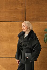 Yakası Kürk Kolları fermuarlı Takım Siyah