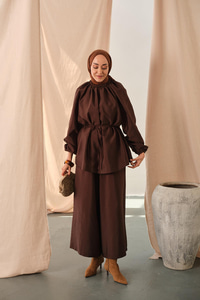 Yakası Lastik Detaylı Takım Kahve