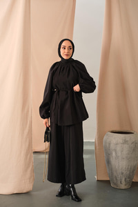 Yakası Lastik Detaylı Takım Siyah