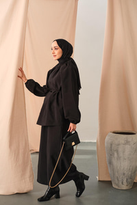 Yakası Lastik Detaylı Takım Siyah