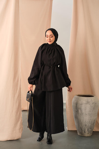 Yakası Lastik Detaylı Takım Siyah