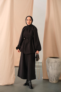 Yakası Lastik Detaylı Takım Siyah