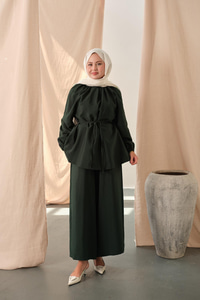 Yakası Lastik Detaylı Takım Zümrüt Yeşil