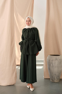 Yakası Lastik Detaylı Takım Zümrüt Yeşil